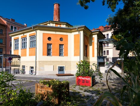 Il Museo della Percezione a Graz, edificio arancione con giardino e aree urbane. | © Graz Tourismus - Harry Schiffer