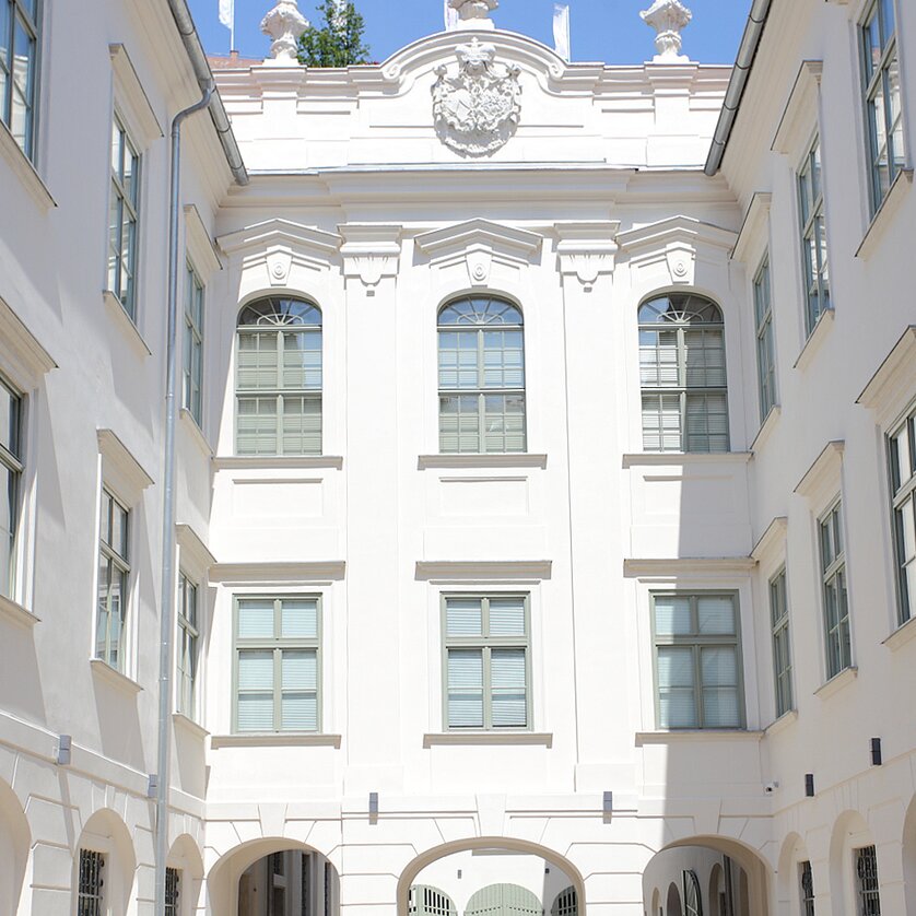 Heller Innenhof eines historischen Gebäudes mit großen Fenstern. | © UMJ-J. J. Kucek