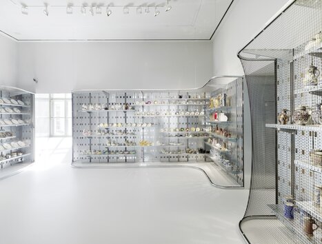 Moderne Ausstellungsräume mit Geschirr und Dekorationsobjekten. | © UMJ - Paul Ott