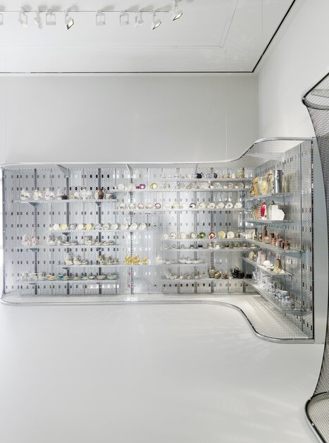 Spazio espositivo moderno con piatti e oggetti decorativi. | © UMJ - Paul Ott