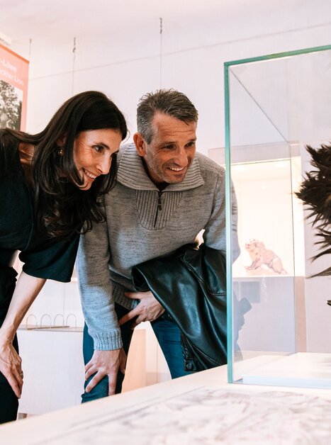 Ein Paar betrachtet eine Ausstellung im Naturkundemuseum. | © Graz Tourismus