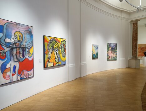 Dipinti colorati in una galleria con pavimenti in legno e luce naturale. | © UMJ - N. Lackner