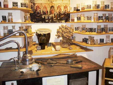 A historical pharmacy with jars, herbs, and equipment. | © Theriak Museum