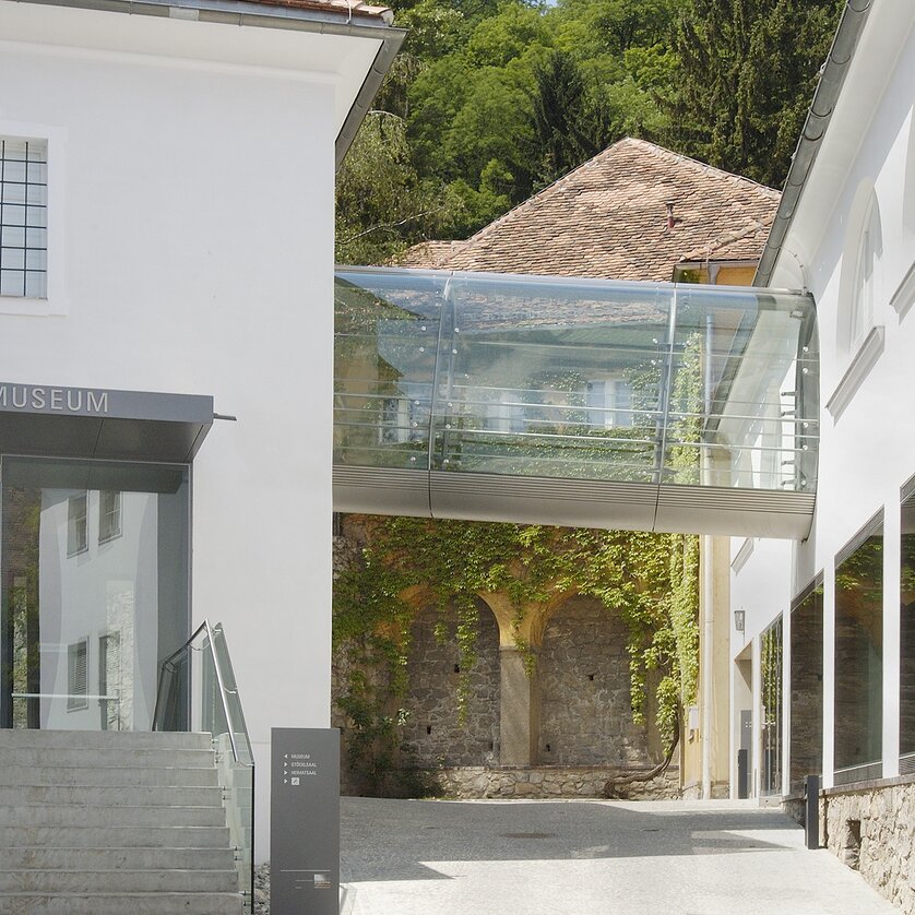 Vista del museo del folklore con ponte di vetro a Graz. | © Universalmuseum Joanneum - N. Lackner