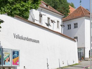 Exterior view of Volkskundemuseum in Graz with posters. | © Universalmuseum Joanneum - N. Lackner