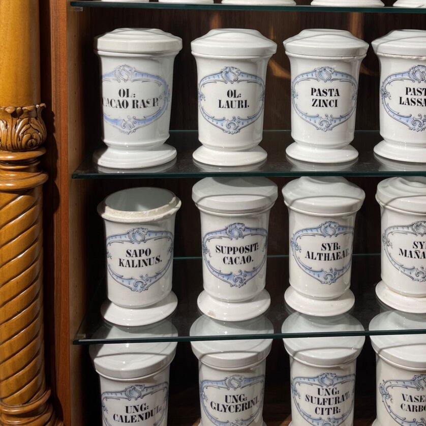 Historische Arzneitöpfe in der Adler Apotheke, sortiert nach Beschriftungen. | © Adler Apotheken Museum