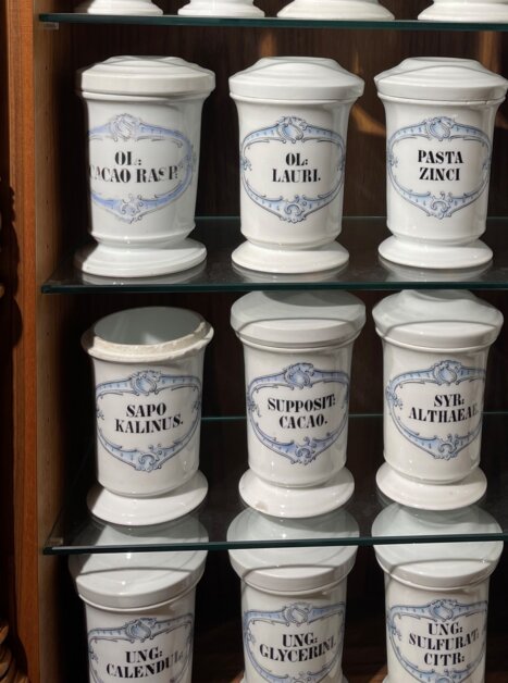 Historische Arzneitöpfe in der Adler Apotheke, sortiert nach Beschriftungen. | © Adler Apotheken Museum