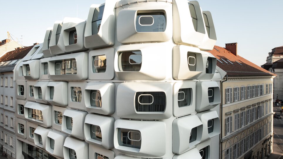 ARGOS by Zaha Hadid Architects - eine innovative Unterkunft mit versetzten Fenstern in Graz. | © WEGRAZ - Gerald Liebminger