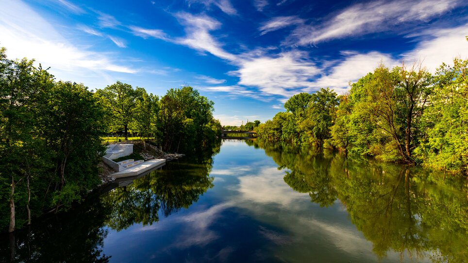 Spiegelnder Fluss in der Augartenbucht in Graz unter blauem Himmel. | © Graz Tourismus - Harry Schiffer