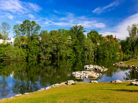 Wunderschöne Aussicht auf die Augartenbucht in Graz mit Bäumen und ruhigem Wasser. | © Graz Tourismus - Harry Schiffer