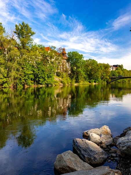 Spiegelung der Natur an der Augartenbucht in Graz mit klarem Wasser und grünen Bäumen. | © Graz Tourismus - Harry Schiffer