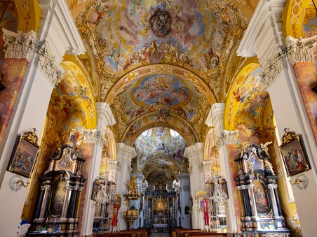 Prächtige Innenansicht der Basilika Mariatrost in Graz mit aufwendigen Deckenfresken. | © Graz Tourismus - Harry Schiffer
