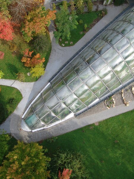 Luftaufnahme des Botanischen Gartens in Graz mit bunten Bäumen. | © Graz Tourismus - ZeppCam