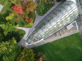 Vista aerea del Giardino Botanico di Graz con alberi colorati. | © Graz Tourismus - ZeppCam