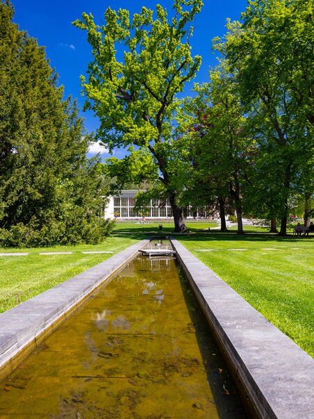 View of the Burggarten in Graz featuring a water feature and lush greenery. | © Graz Tourismus - Harry Schiffer