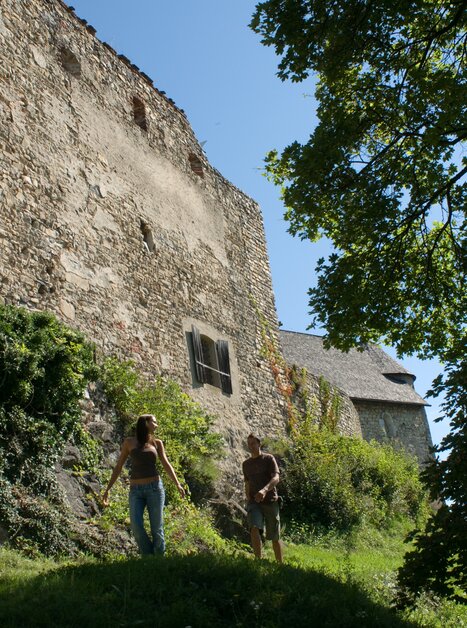Zwei Personen gehen an der Gösting Burgruine in Graz vorbei. | © Region Graz - Hans Wiesenhofer