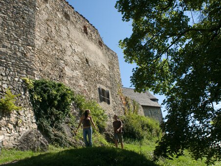 Zwei Personen gehen an der Gösting Burgruine in Graz vorbei. | © Region Graz - Hans Wiesenhofer