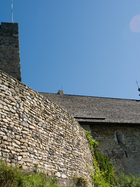 Gösting Burgruine in Graz mit steiniger Struktur und unter blauem Himmel. | © Region Graz - Hans Wiesenhofer