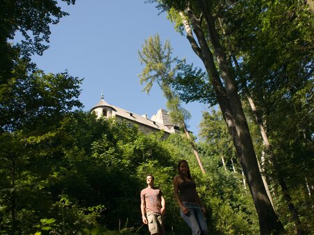 Besucher entdecken die Gösting Burgruine in Graz durch den Wald. | © Region Graz - Hans Wiesenhofer