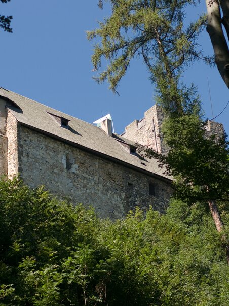 Blick auf die Gösting Burgruine in Graz, umgeben von Bäumen. | © Region Graz - Hans Wiesenhofer