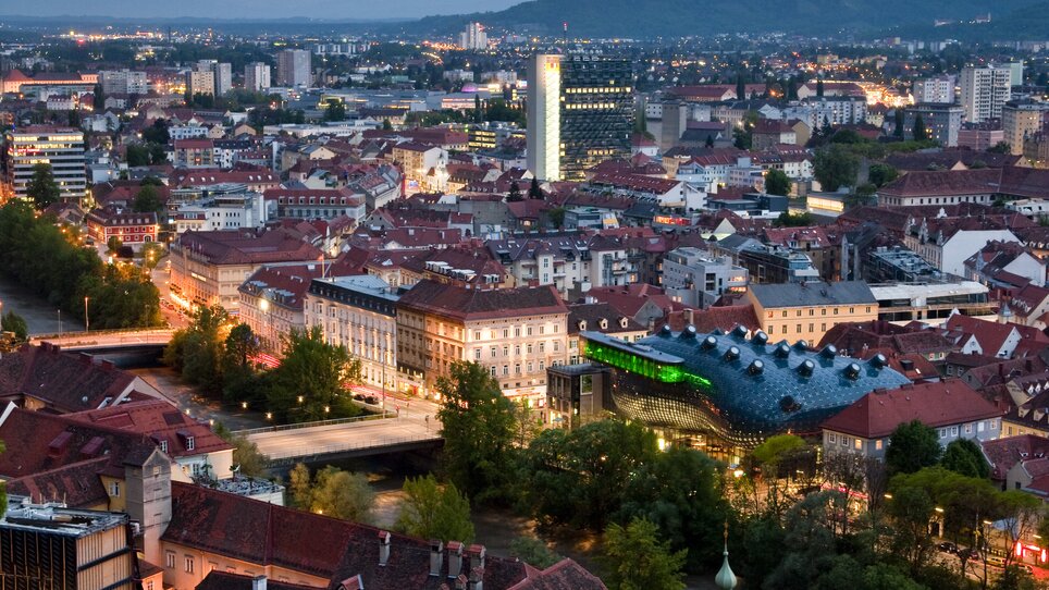 Panorama of Graz featuring Kunsthaus Graz at night. | © Graz Tourismus - Werner Krug