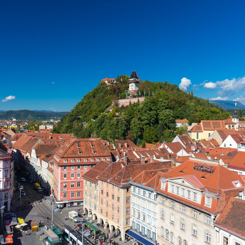 Graz mit Schlossberg und Uhrturm | © Graz Tourismus - Harry Schiffer Blick auf Graz, den Schlossberg und den Grazer Uhrturm. Wunderschöne Dachlandschaft. | © Graz Tourismus - Harry Schiffer