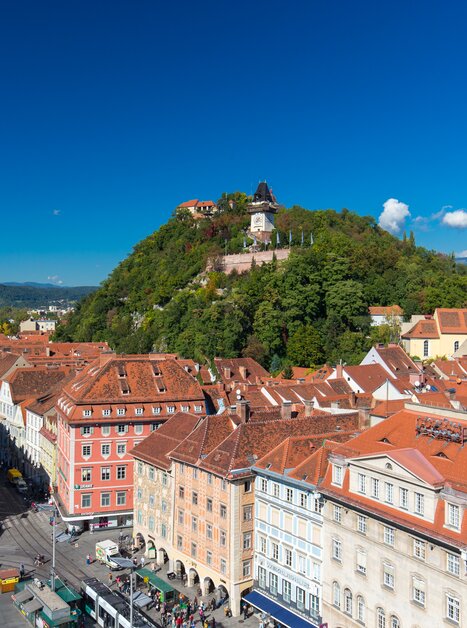 Blick auf Graz, den Schlossberg und den Grazer Uhrturm. Wunderschöne Dachlandschaft. | © Graz Tourismus - Harry Schiffer