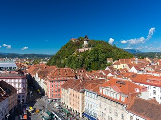 Blick auf Graz, den Schlossberg und den Grazer Uhrturm. Wunderschöne Dachlandschaft. | © Graz Tourismus - Harry Schiffer