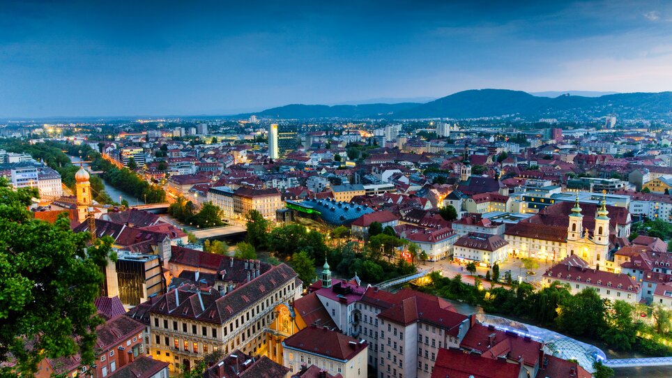 Panorama von Graz mit historischen Dächern und Kunsthaus. | © Graz Tourismus - Werner Krug