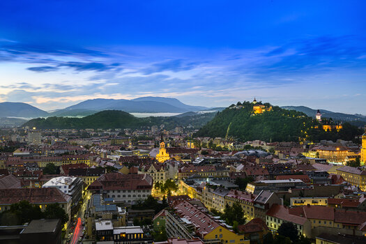 Blick von oben auf Graz mit Dachlandschaft und Schlossberg. | © Region Graz, pixelmaker