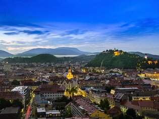 Blick von oben auf Graz mit Dachlandschaft und Schlossberg. | © Region Graz, pixelmaker