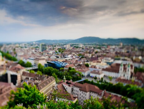 Aerial view of Graz with a view of the rooftops and the Kunsthaus Graz. | © Graz Tourismus - Harry Schiffer