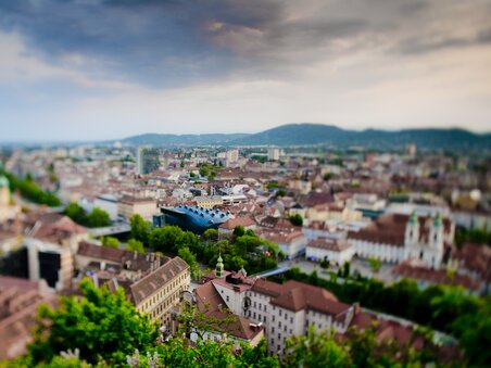 Luftaufnahme von Graz mit Blick auf die Dachlandschaft und das Kunsthaus Graz. | © Graz Tourismus - Harry Schiffer