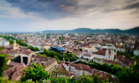 Aerial view of Graz with a view of the rooftops and the Kunsthaus Graz. | © Graz Tourismus - Harry Schiffer