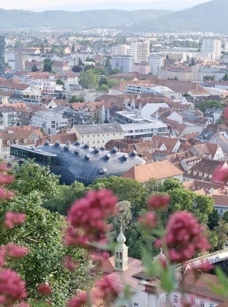 Blick auf Graz mit alten Dächern und dem Kunsthaus Graz. | © Jasminka Putopis
