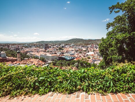 Panoramablick über Graz vom Schlossberg | © Lupi Spuma Blick auf die schöne Dachlandschaft von Graz mit dem Kunsthaus Graz. | © Lupi Spuma