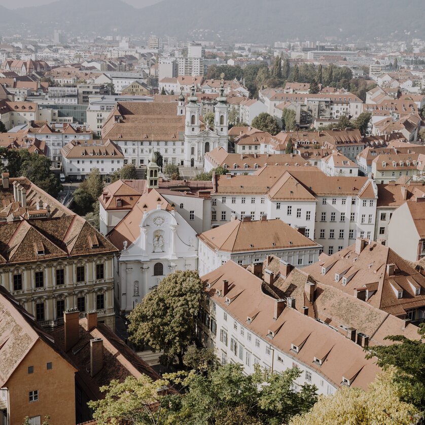 Luftaufnahme von Graz mit historischen Dächern | © Nina Söntgerath_Reisehappen Blick auf Graz mit roten Dächern | © Nina Söntgerath_Reisehappen