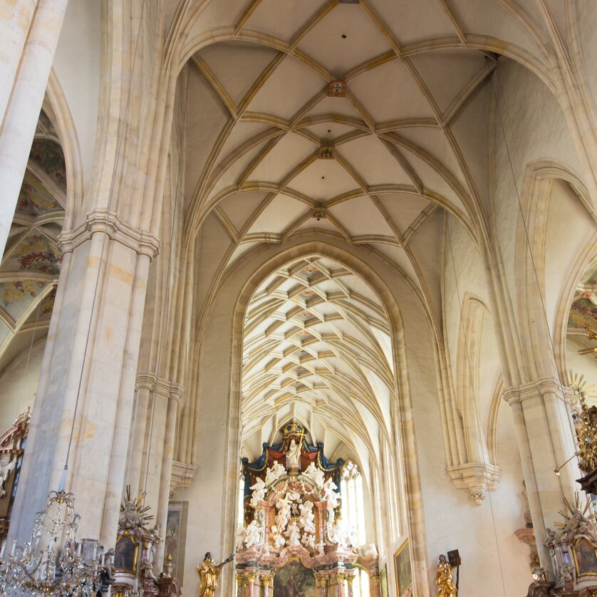 Eine Blick auf das Innere des Franziskanerklosters in Graz, mit beeindruckender Architektur. | © Graz Tourismus - Harry Schiffer