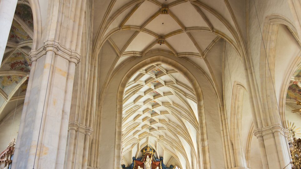 Eine Blick auf das Innere des Franziskanerklosters in Graz, mit beeindruckender Architektur. | © Graz Tourismus - Harry Schiffer