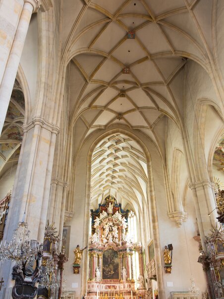 A view of the interior of the Franciscan Monastery in Graz, showcasing impressive architecture. | © Graz Tourismus - Harry Schiffer