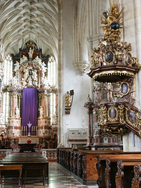 Der beeindruckende Innenraum des Grazer Doms. | © Graz Tourismus - Harry Schiffer