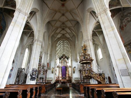 Blick ins Innere des Grazer Doms mit beeindruckender Architektur. | © Graz Tourismus - Harry Schiffer