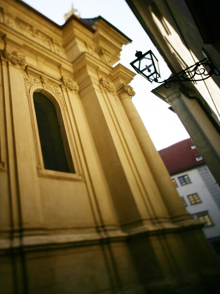 Seitenansicht des Grazer Doms mit Säulen und Fenster. | © Graz Tourismus - Harry Schiffer