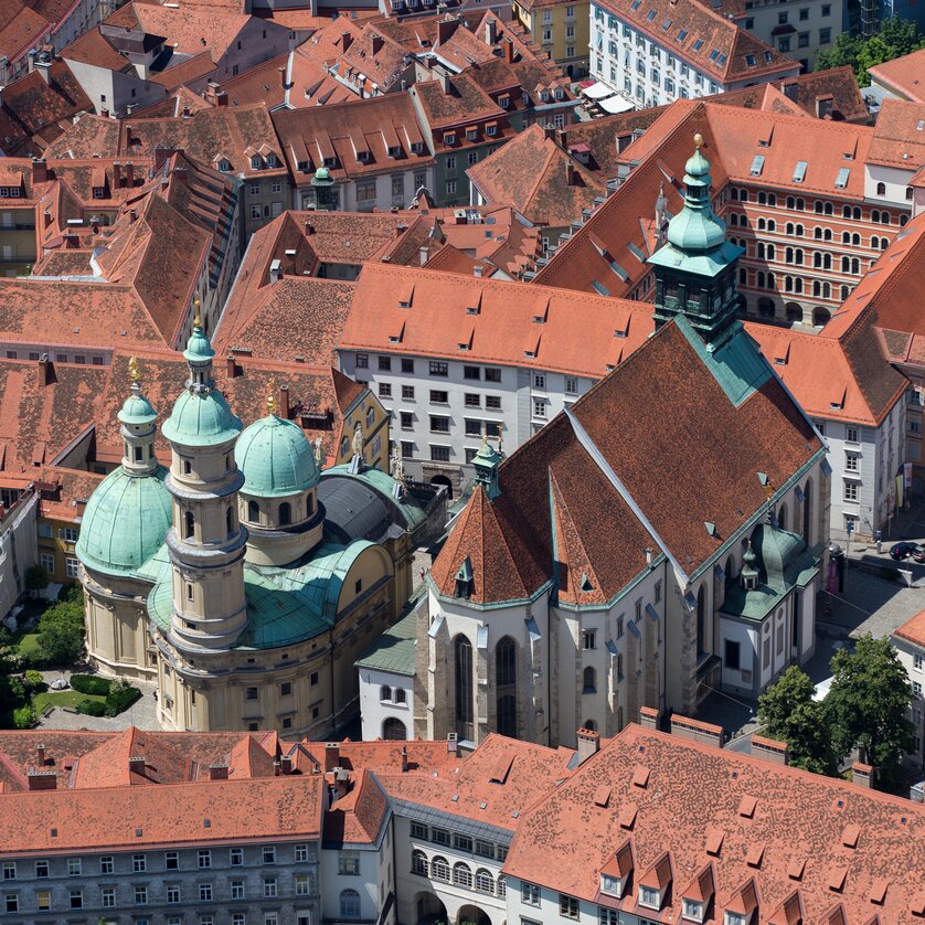 Luftaufnahme des Grazer Doms und der Altstadt von Graz. | © Graz Tourismus - Harry Schiffer