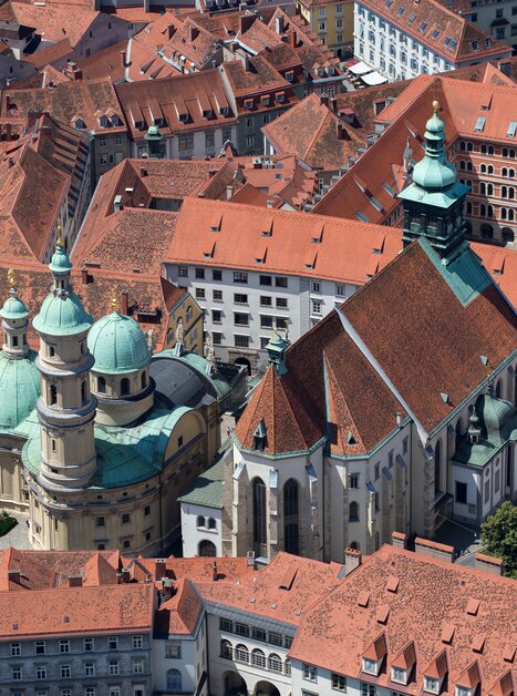 Luftaufnahme des Grazer Doms und der Altstadt von Graz. | © Graz Tourismus - Harry Schiffer