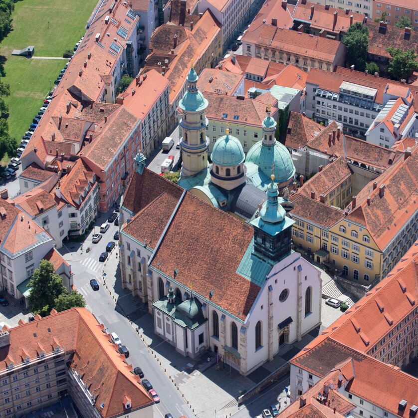 Blick auf den Grazer Dom | © Graz Tourismus - Harry Schiffer Luftaufnahme des Doms in Graz, umgeben von roten Dächern. | © Graz Tourismus - Harry Schiffer