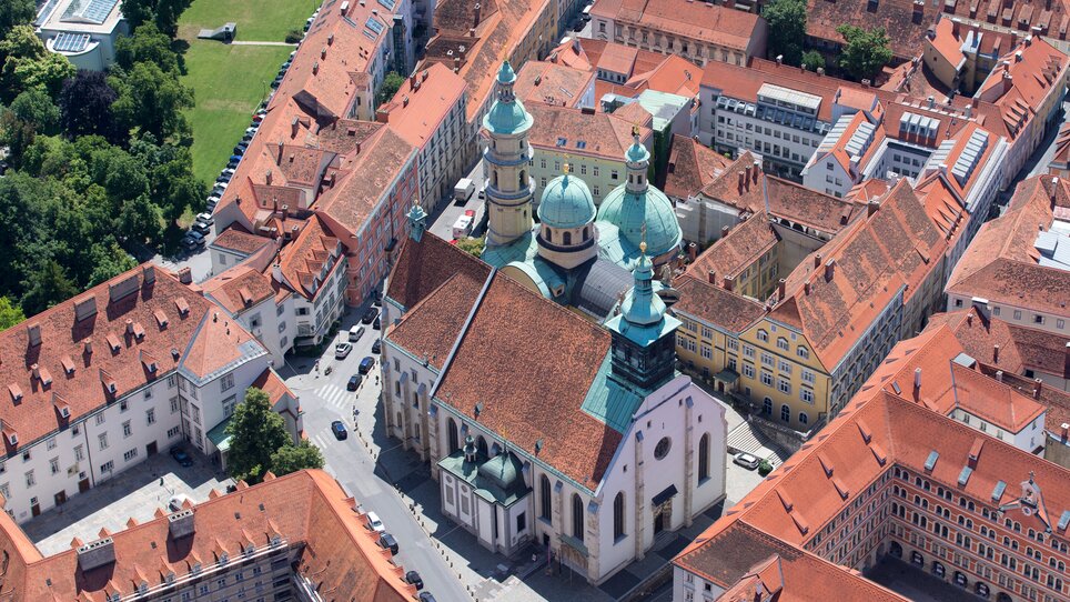 Luftaufnahme des Doms in Graz, umgeben von roten Dächern. | © Graz Tourismus - Harry Schiffer