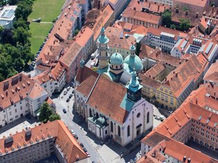 Luftaufnahme des Doms in Graz, umgeben von roten Dächern. | © Graz Tourismus - Harry Schiffer