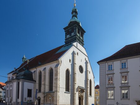 Ansicht des Grazer Doms unter blauem Himmel. | © Graz Tourismus - Harry Schiffer