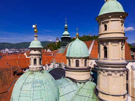 Blick auf die Kuppeln des Grazer Doms und die Dächer von Graz. | © Graz Tourismus - Harry Schiffer